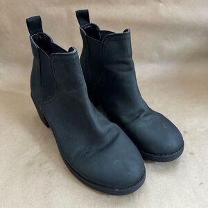 SoftMoc Maddison Cersei Leather Upper Slip On Heeled (2”) Boot. Size EU 40